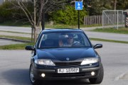 Så kommer vår leder i sin Renault Laguna fra 2002, legg merke til at han gjør en fransk hilsen. Dette er en Laguna II som ble produsert fra 2001 til 2007