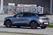 Men her kommer det også en Renault, det er en Renault Megane E-Tech Electric fra 2022. Dette er en moderne og dynamisk elbil som kombinerer innovativ teknologi med stilrent design og imponerende ytelse. Nå siterte jeg litt, men jeg er glad for at Renault er flinke på design, ellers så hadde jeg ikke kjent den igjen