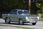 Men her kommer det en med kjøleribber på siden, det er en Renault Floride Hardtop fra 1962