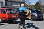 Så tilbake til delesalget, her bærer han på en frontrute til Renault 18. Ikke det at han trenger den akkurat nå, men kanskje litt senere. Jeg har hørt at han kjører langt med sin veteranbil, en gang kjørte han til Nord-Norge for å hente noen - og tilbake igjen
