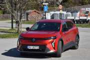 Men her kommer det nye og gamle biler om hverandre, dette er en Renault Scenic E-Tech Electric fra 2024. Ble kåret til Årets bil i Europa i 2024. Den har en imponerende rekkevidde på inntil 622 km og jeg liker designet som jeg kjenner så godt igjen