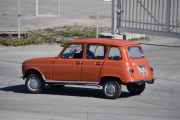 Men her kommer det en bil til, det er en Renault 4 L fra 1962, dette er ikonet som begynte sin karriere 1960 åra