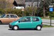 Men her kommer det en bil som ikke er så vanlig i Norge. Det er en Renault Twingo fra 1995, har akkurat blitt en veteran