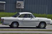 Men her ryker teorien min om Renault Caravelle og Floride. Her reiser dem som vi så før hjemover i sin Renault Floride S fra 1963. Det står Floride S på skjermen og den har ingen kjøleribber på siden