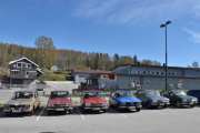 Men her står det seks Renault 16 parkert, da har jeg gått glipp av en. Det betyr at mens jeg var inne på låven så kom bil nr. 3 fra venstre inn, og det er en Renault 16 TL fra 1972