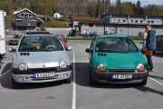 Så kommer det historiske bilde, to Renault Twingo parkert side om side på Brandbu. Nå kan du studere bilde, tror aldri dette har vært gjort før